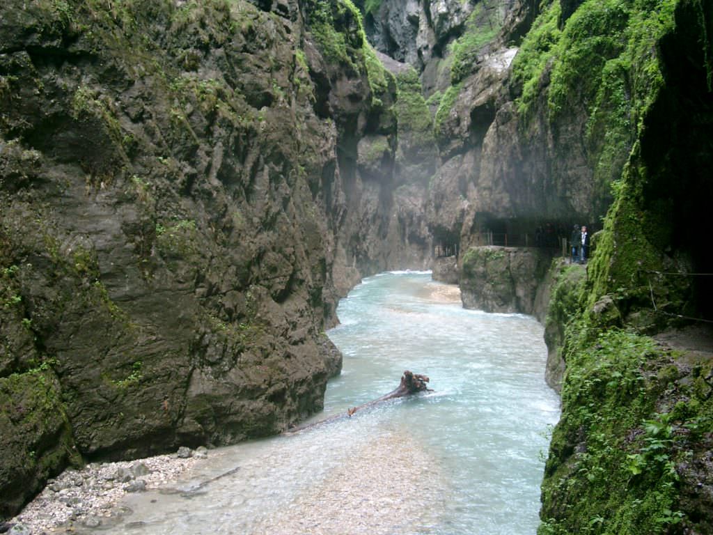 Partnachklamm wandern - links die Partnach, rechts der Tunnel in den Felsen