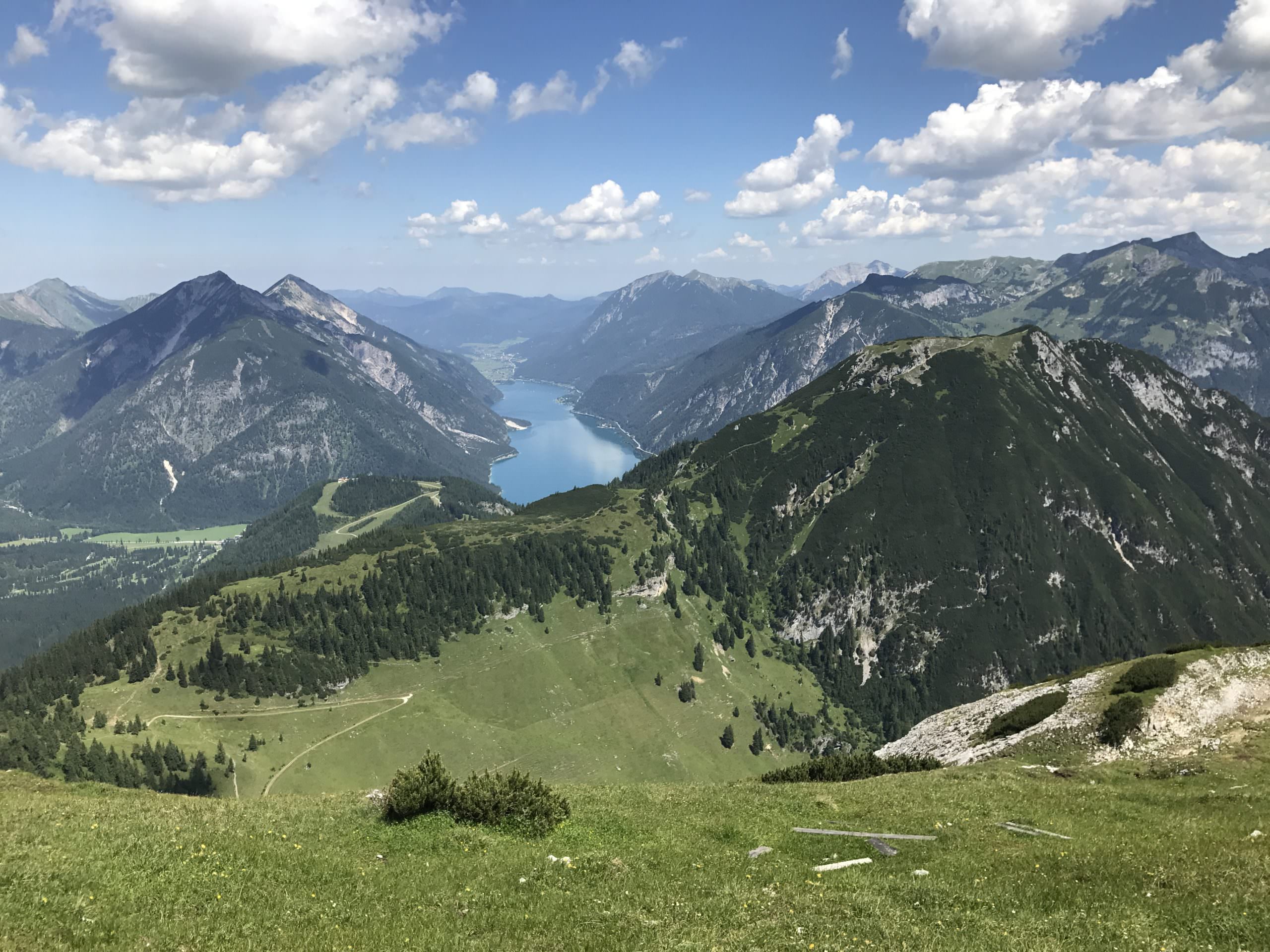 Das ist der Ausblick vom Stanser Joch in Richtung Achensee mit dem Karwendel und dem Rofan