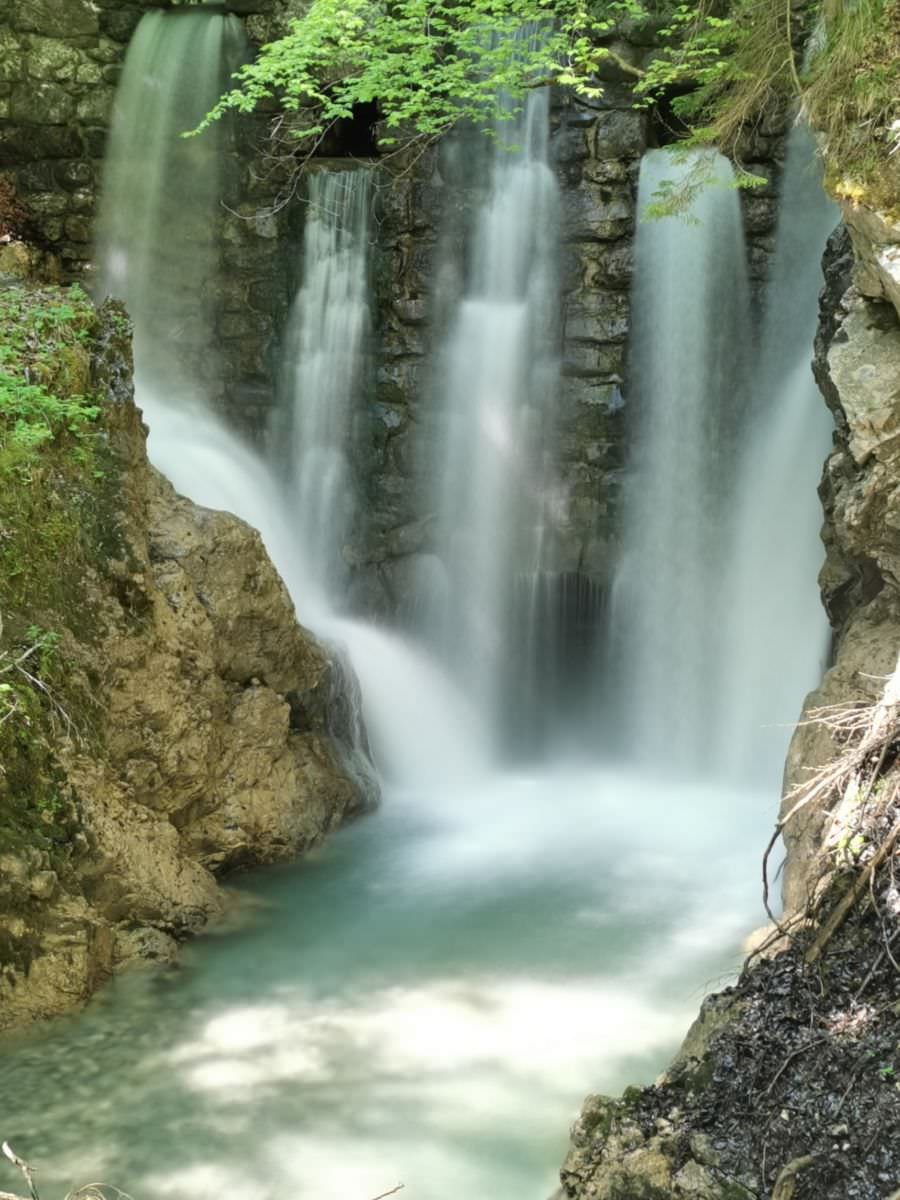 Obzvláště působivý vodopád v Tyrolsku na jaře: velký vodopád na konci soutěsky
