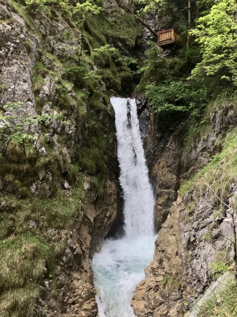 Beeindruckender Wasserfall in der Wolfsklamm - vom Klammsteig zum Greifen nah! 