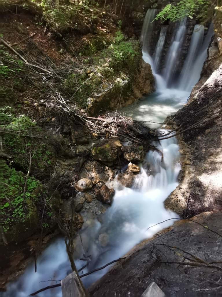 Wolfsklamm Bild - Der oberste Wasserfall in der Wolfsklamm, besonders schön im Frühling nach der Schneeschmelze im Karwendel