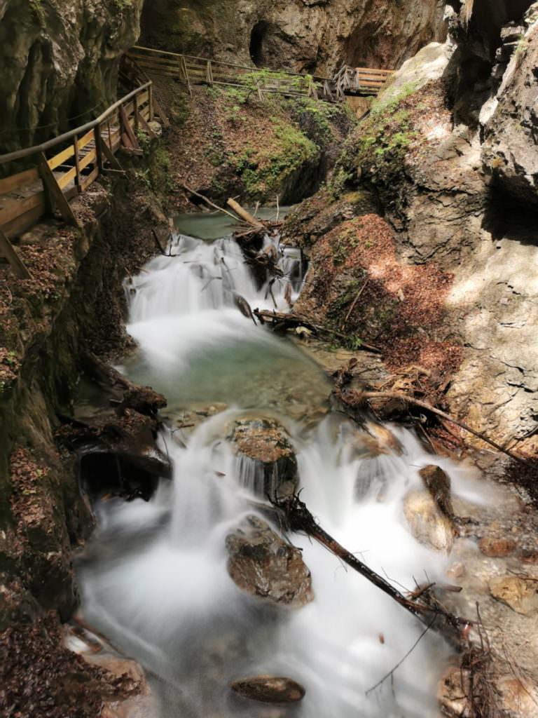 Wolfsklamm a Stans - Riesci a sentire l'acqua impetuosa che scorre?  I ponti conducono vicino all'acqua bianca