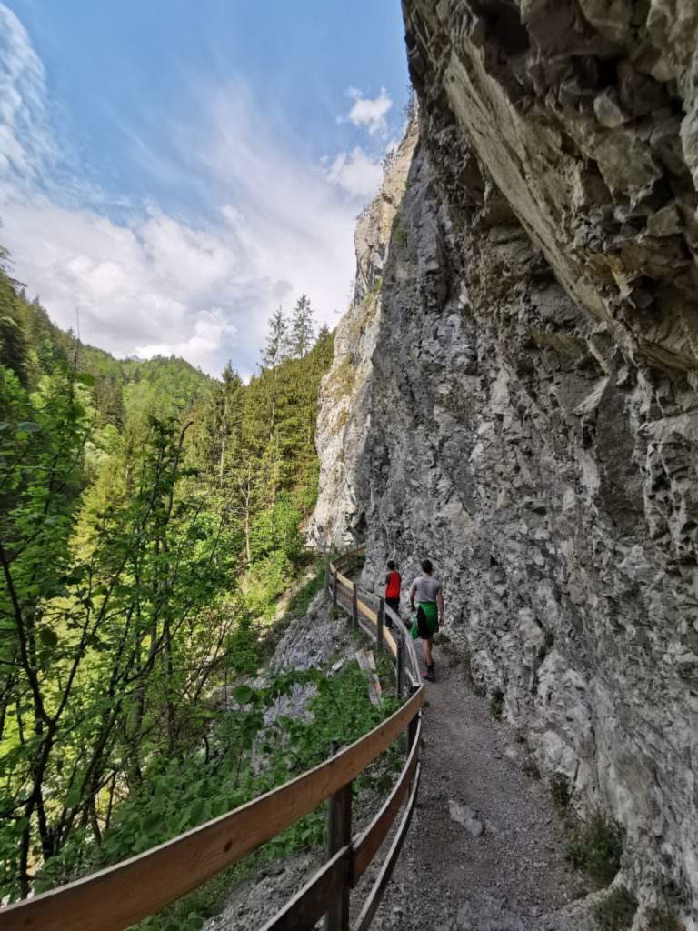 Die Wolfsklamm Wanderung führt aus dem Ort Stans hinaus, entlang der Felswände