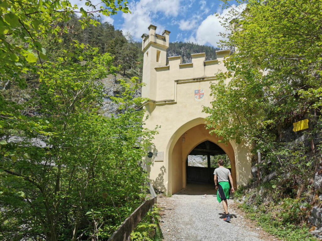 Über die Hohe Brücke führt die Wanderung nach St. Georgenberg im Karwendel 
