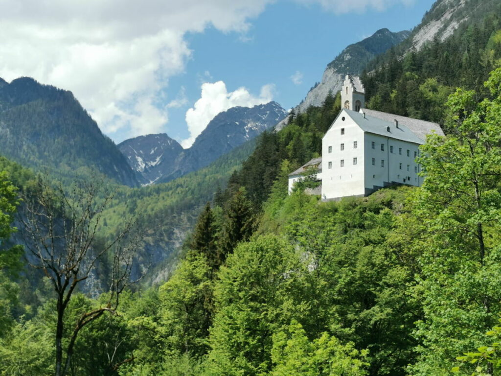 St. Georgenberg vom Kirchfahrterweg nach Stans aus gesehen, mit dem Karwendelgebirge im Hintergrund 