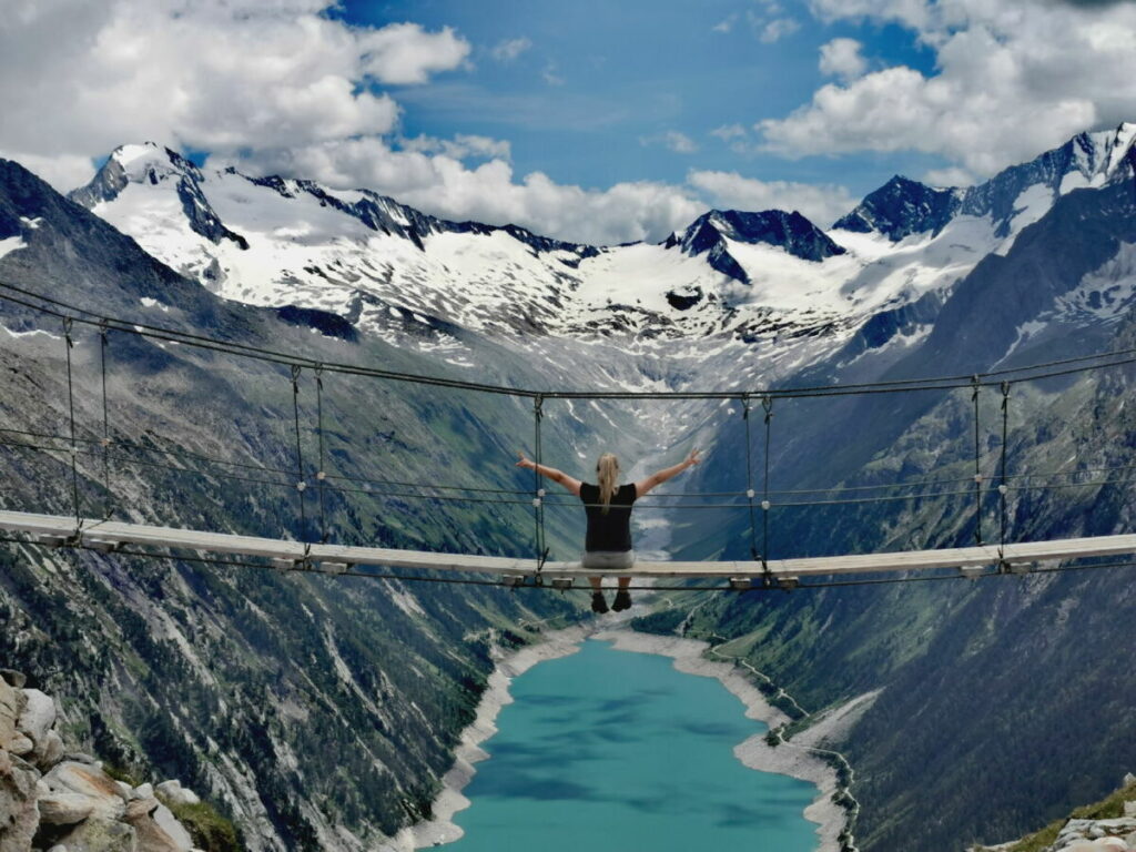 Sehenswürdigkeiten Alpen - die Zillertal Brücke mit Aussicht auf Berge und See