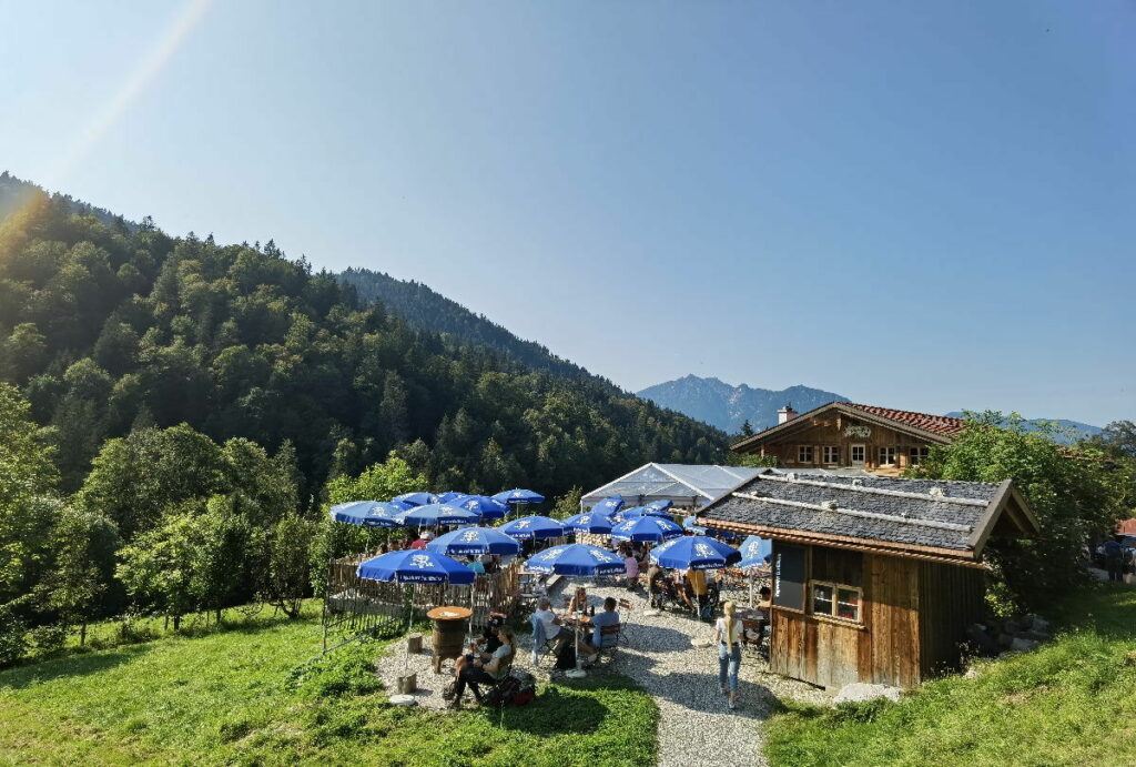 Einkehr auf der schön gelegenen Kaiserschmarrn Alm