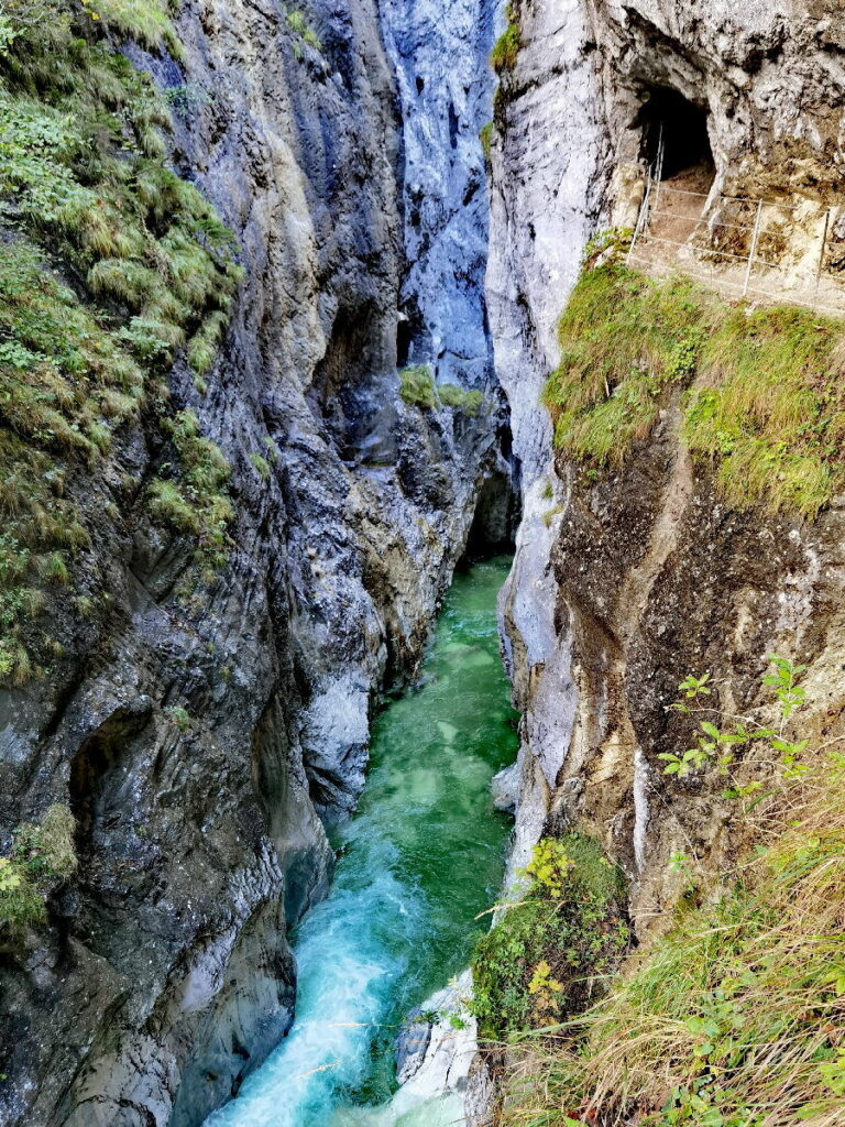 Hoch sind die Felsen hier in der Kaiserklamm, rechts siehst du den Wandersteig samt Tunnel