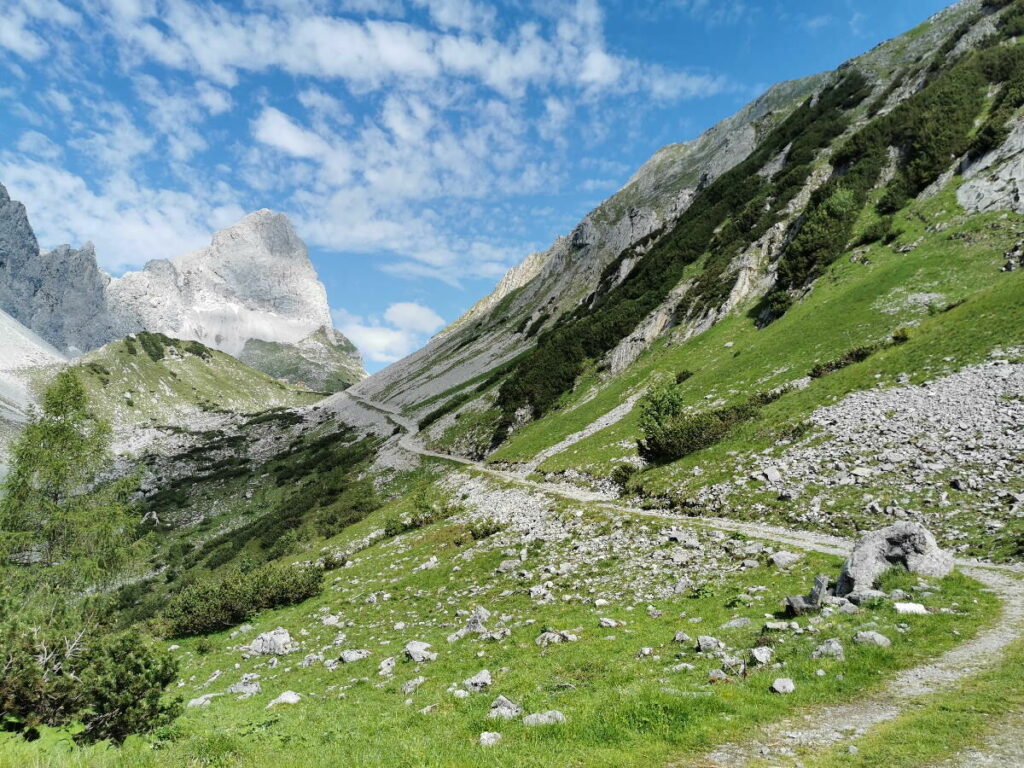 Karwendeltour wandern - der Weg zur Lamsenjochhütte zieht sich