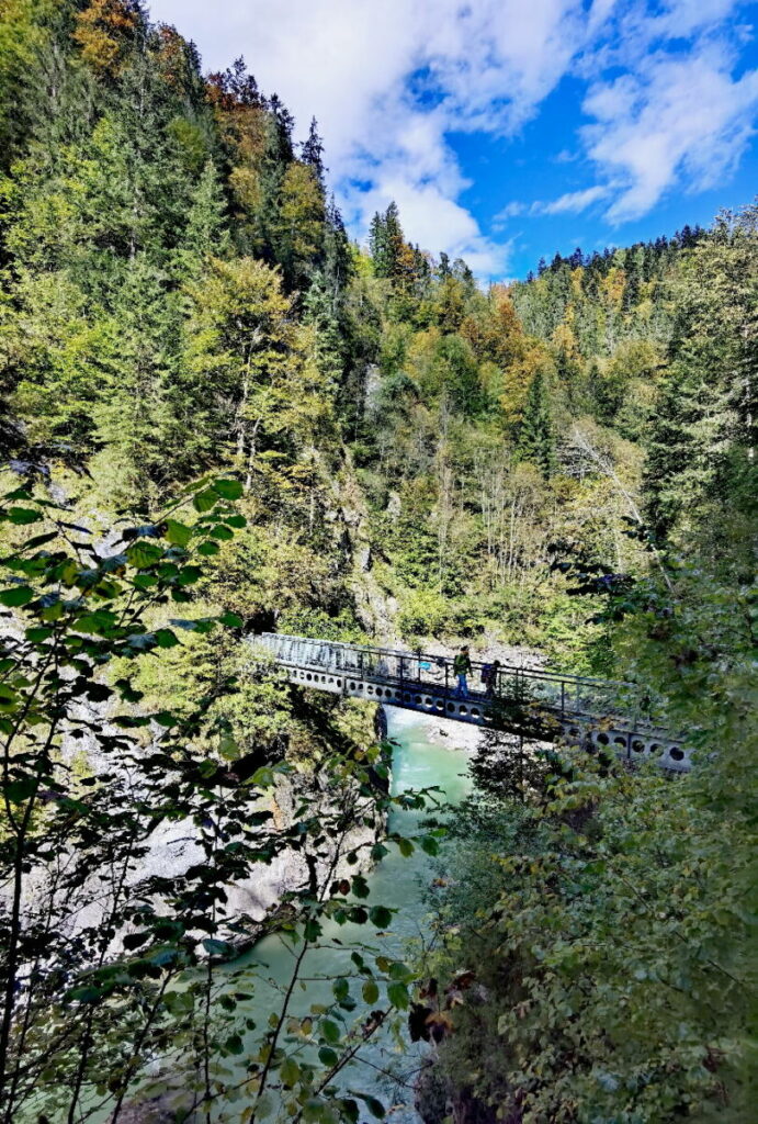 Tiefenbachklamm Wanderung über Brücken: Beim Wandern wird drei Mal die Brandenburger Ache gequert