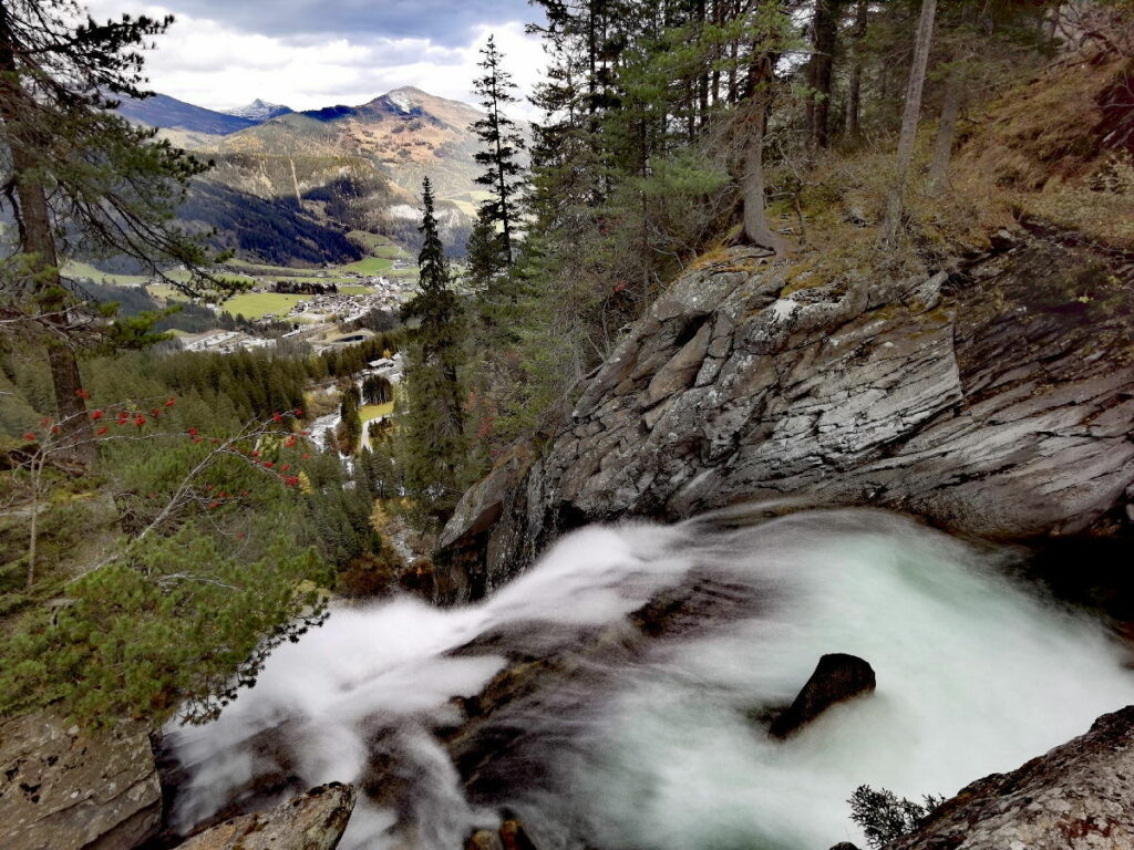 Ganz oben auf der Aussichtspattform am Krimmler Wasserfall - mit Ausblick auf die Berge und das Tal