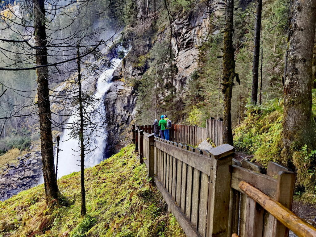 Krimmler Wasserfälle beobachten - das kannst du an mehr als 10 Aussichtspunkten: Manchmal eine Aussichtskanzel, dann wieder eine große Plattform