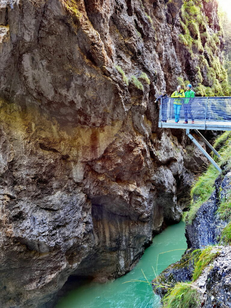 Von dieser Aussichtsplattform kann man beim Wandern durch die Klamm auf das Wasser schauen 