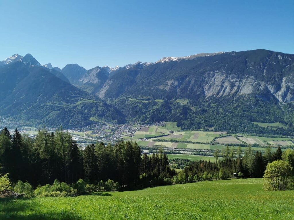 Blick auf Stans in Österreich mit dem Karwendel