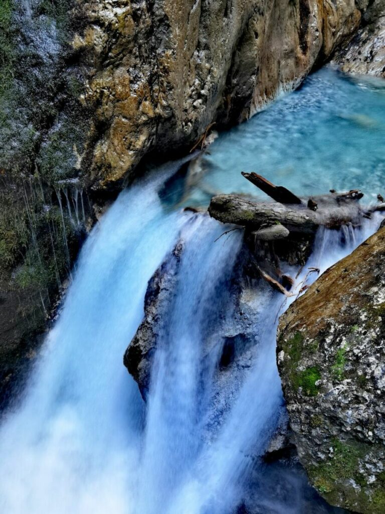 Das Wasser wirkt bei schönem Wetter idyllisch in der Schlucht in Tirol. Diese Naturgewalt kann aber auch viel vernichten