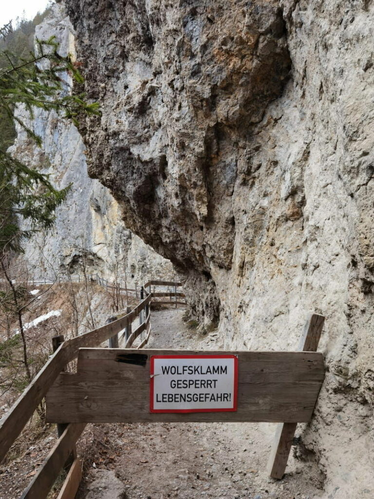 Wintersperre Wolfsklamm - auf keinen Fall weiter wandern im Winter!