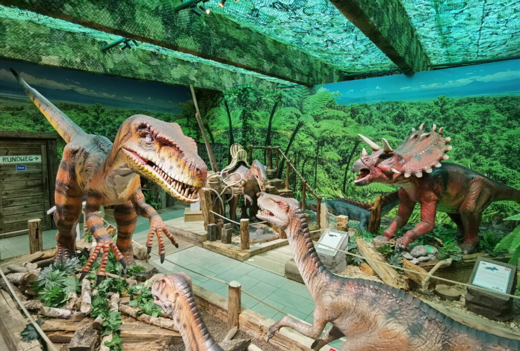 Dinoland Tirol - großer Dinosaurier Indoorpark Österreich - nahe der Wolfsklamm