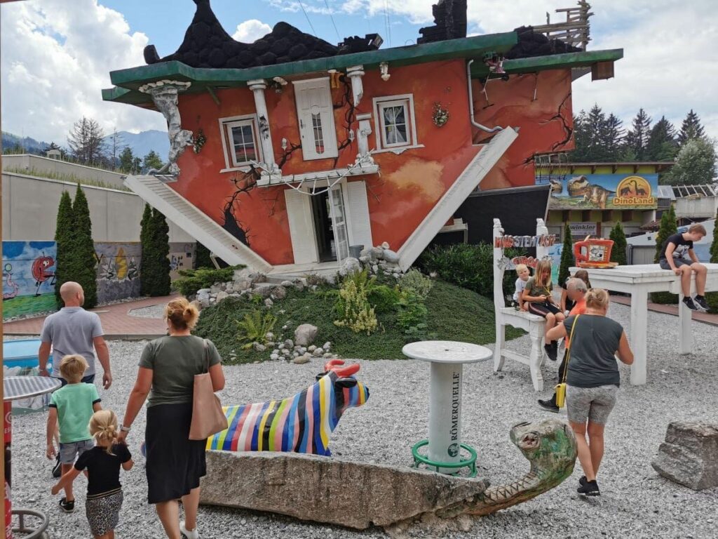 Haus steht Kopf - direkt neben dem Dinoland Tirol