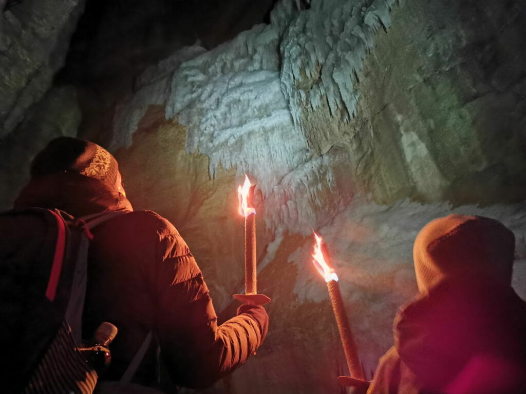 Romantisch durch eine Klamm wandern - die Fackelwanderung Partnachklamm