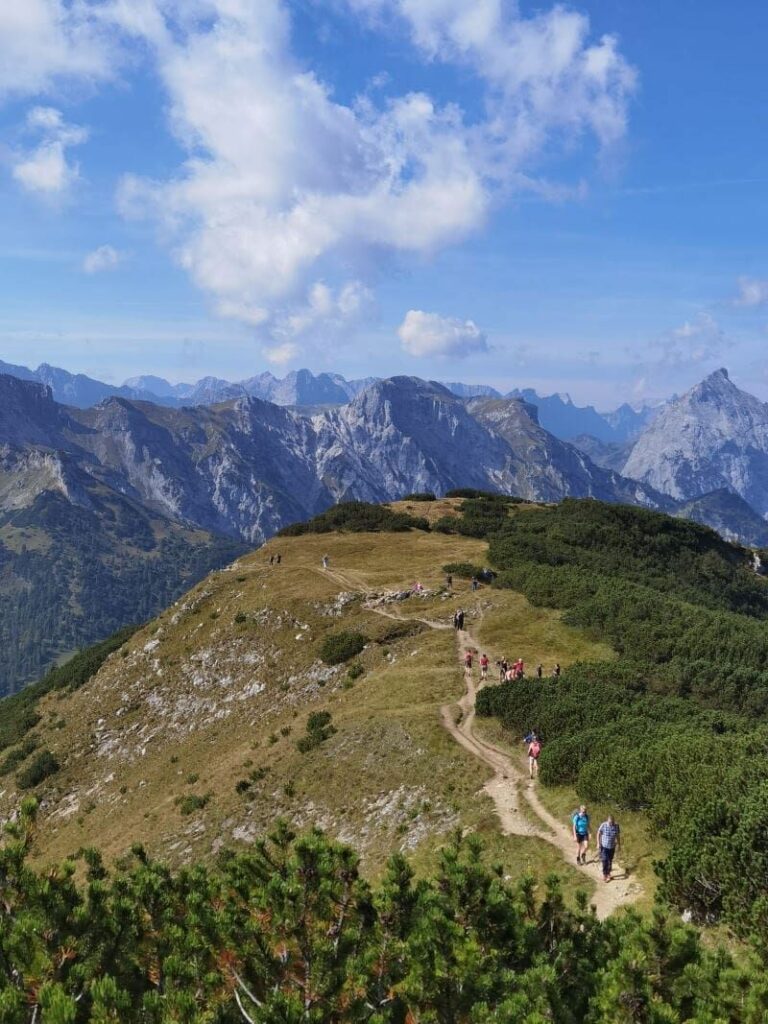 Die letzten Meter zum Bärenkopf wandern - und diesen Ausblick ins Karwendel geniessen