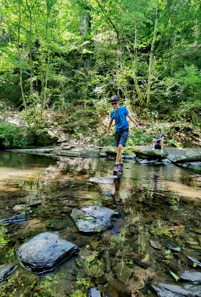 Klamm Deutschland mit viel wildromantischer Bachlandschaft - die Baybachklamm im Hunsrück