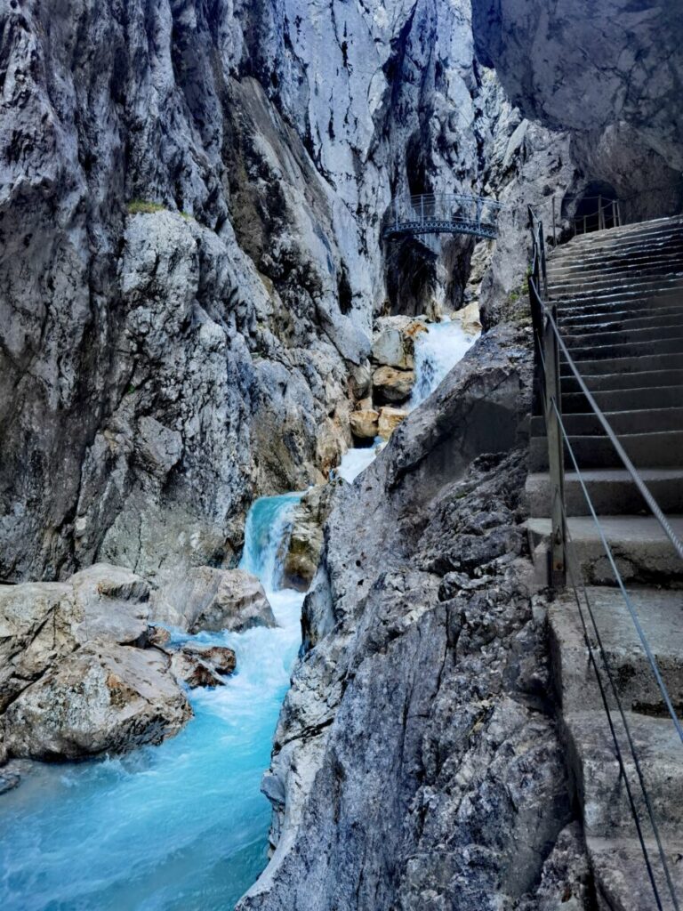 Lautstarke Klamm Deutschland mit Wasserfällen und Felsenschlucht - die Höllentalklamm