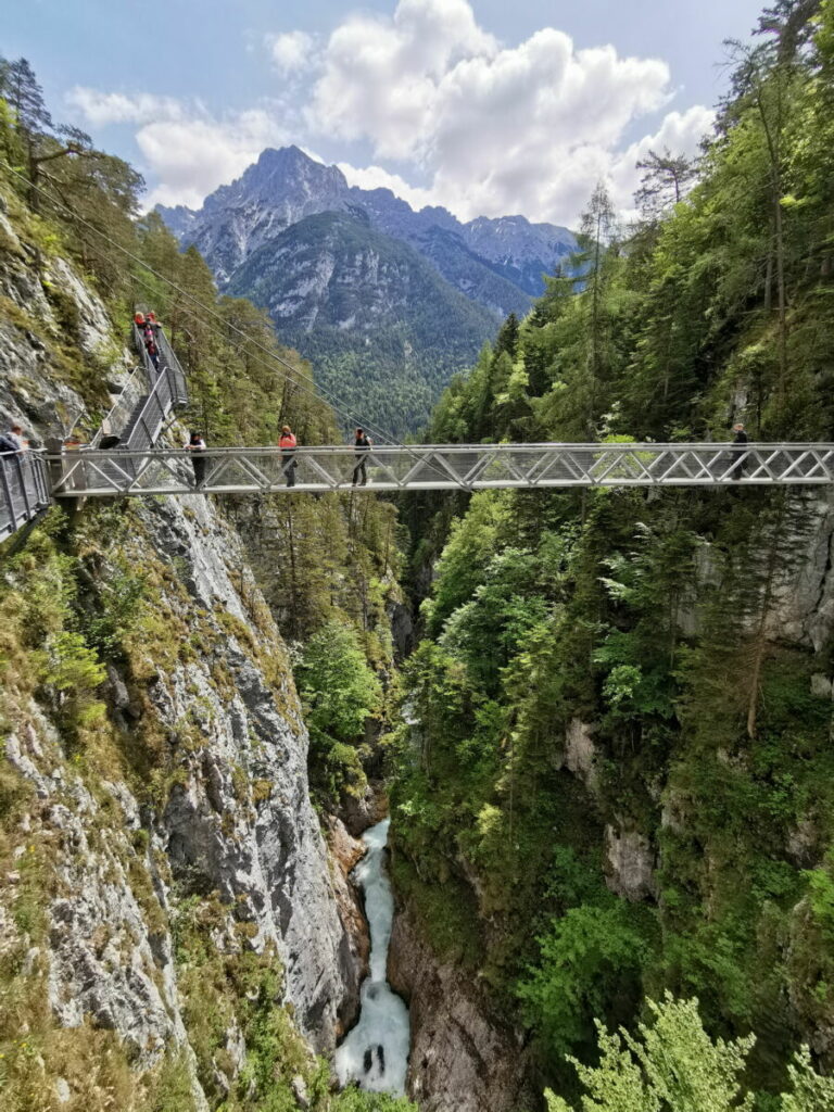 Klamm Deutschland mit Tiefblick: Die Panoramabrücke in der Leutaschklamm