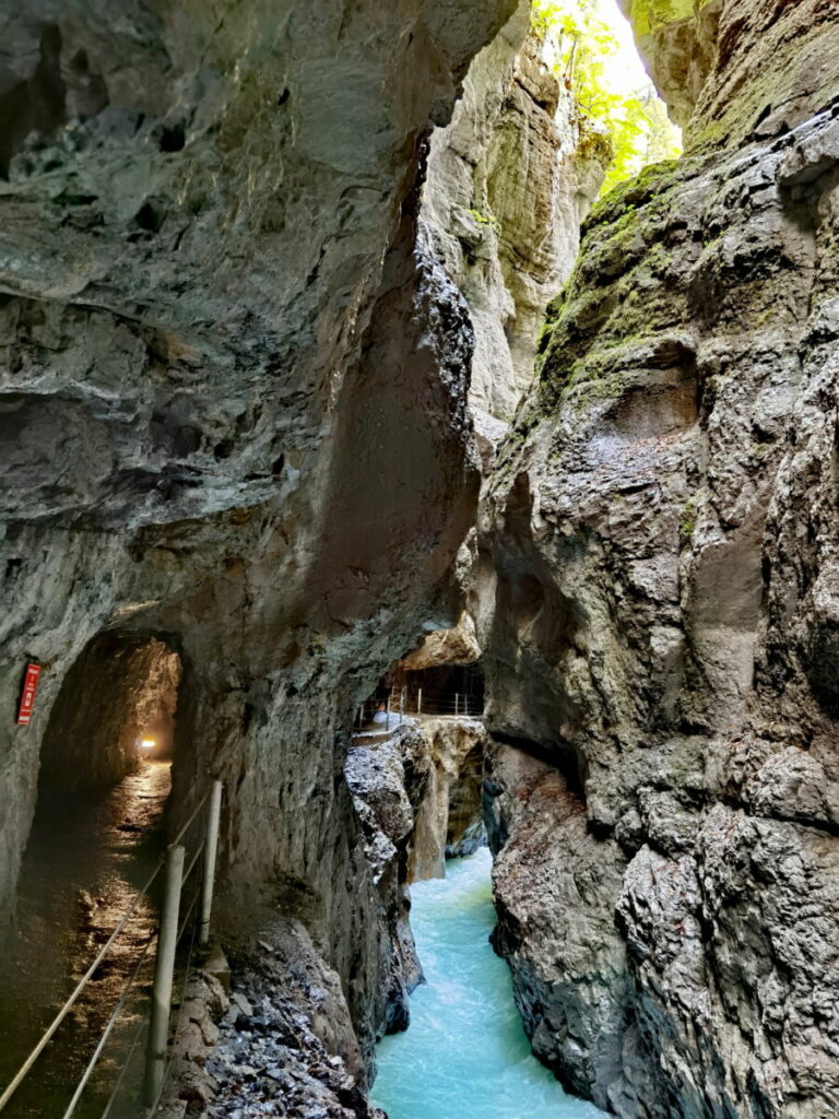 Klamm Deutschland mit Felstunneln und Wasser - die Partnachklamm