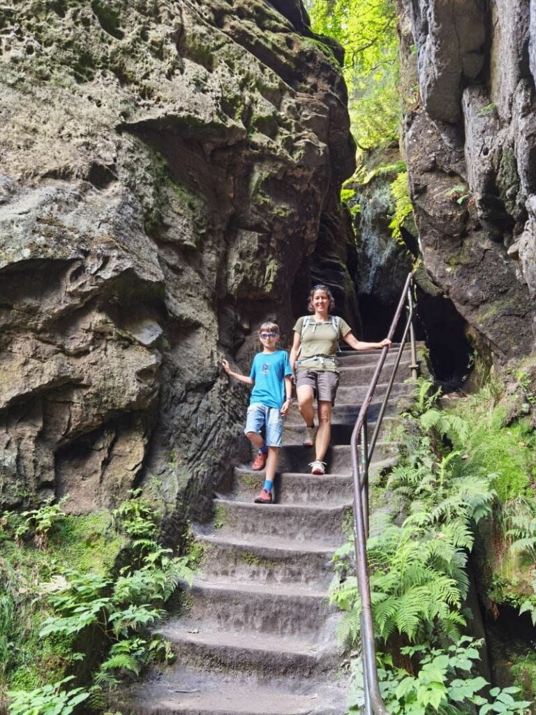 Klamm Deutschland mit meterhohen Felsen aus Sandstein - die Schwedenlöcher an der Basteibrücke