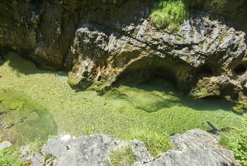 Klamm Deutschland mit grün schimmernden Wasser - die Weißbachschlucht