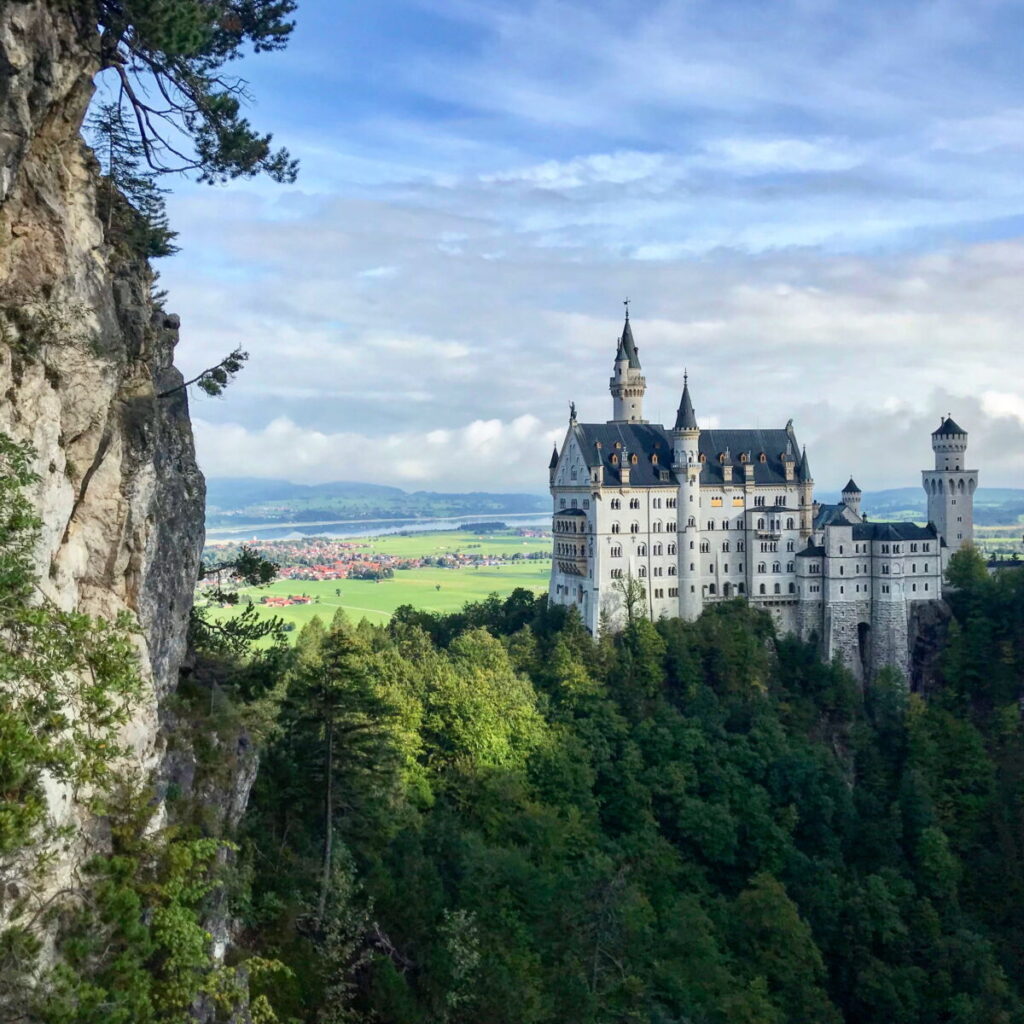 Sehenswürdigkeiten Alpen - von der Marienbrücke hast du diesen Ausblick auf das berühmte Schloss Neuschwanstein in den Alpen